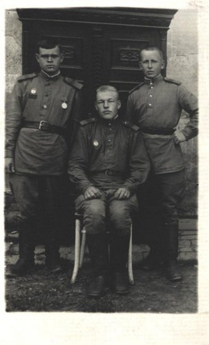 Разведчики 336-й стрелковой дивизии. Слева направо: Виктор Чупахин, Николай Лукьяненко, Орлов Г.А.