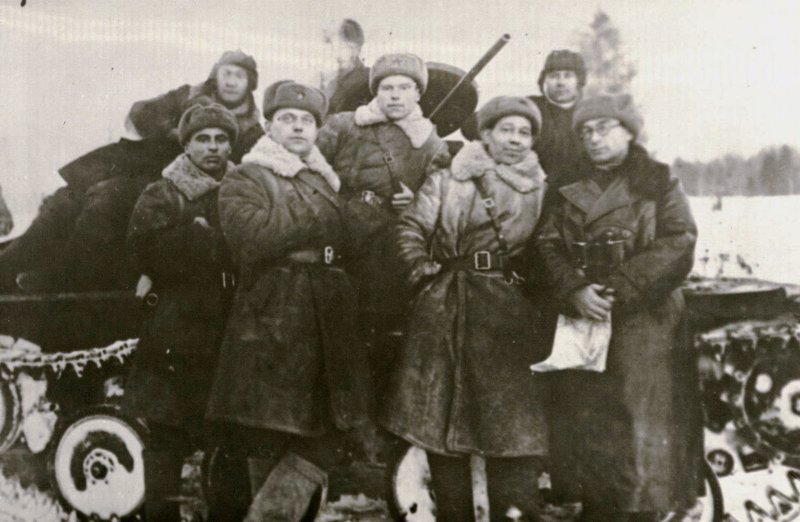 Commander of 8th tank brigade, Colonel P.A. Rotmistrov (right) with the last tank under Rzhev.
