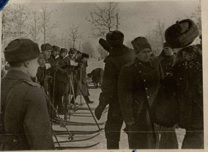 Фотография: Летейнант Леманов указывает маршрут