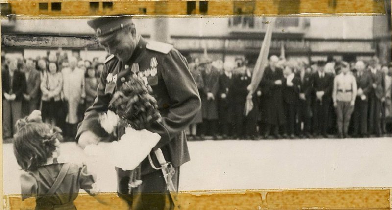 Image: Odessa residents welcome the first chief of the Odessa garrison, Lieutenant General Rubanyuk