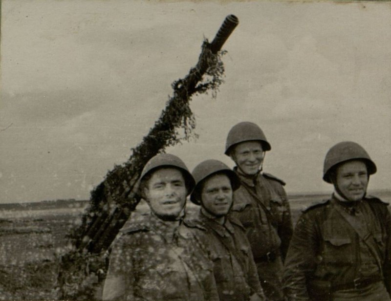 Image: At Ponyri station, anti-aircraft gunners Mikheev, Dedok, Makagon and Goncharov shot down 10 planes in 7 days