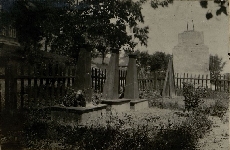 Фотография: Могилы Героев Советского Союза: Апарина Максима Григорьевича, Царикова Бориса Андреевича, Константинова Леонида Владимировича. Воинское кладбище, восточнее 50 метров поселка Лоев