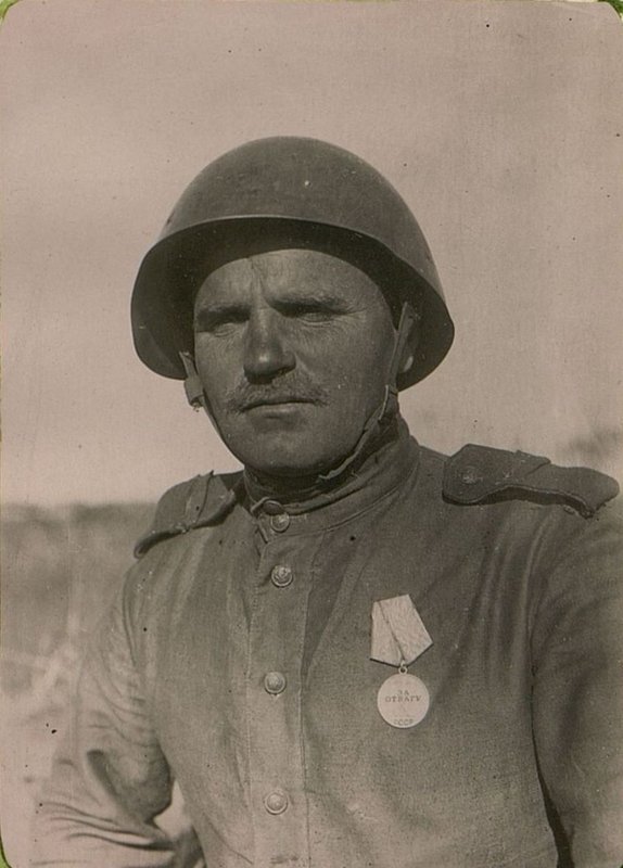 Фотография: Парторг батареи ПА стрелкового полка товарищ Владимиров В.К. награжден медалью "За отвагу"