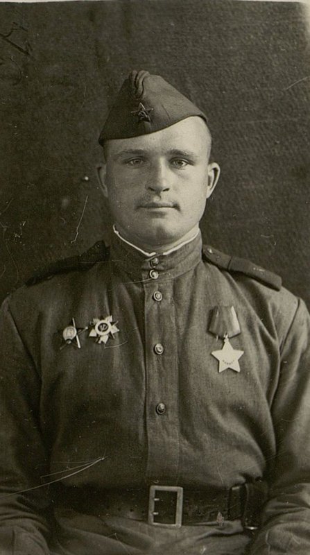 Фотография: Старший сержант Виктор Егорович Семененко, коммунист