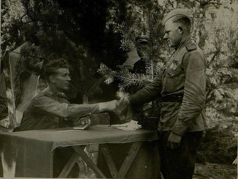 Фотография: Вручение партбилета старший сержант Шитикову Ф.И.