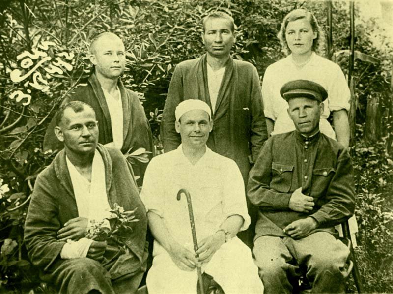 Leading surgeon e/g № 2126 T.I. Prilipko (in the center) with a group of recovering wounded