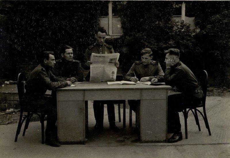 Фотография: Политинформация в полевой авторемонтной мастерской (СПАРМ) -1 № 60, проводит начальник  полевой авторемонтной мастерской (ПАРМ-1) старший техник-лейтенант Бормотов