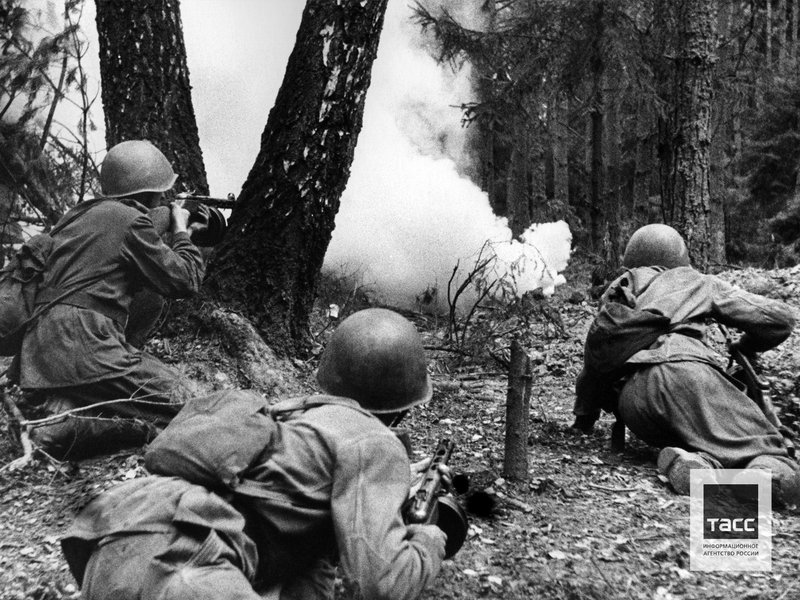 Lieutenant Viktorov's unit of the 1st Belorussian front during battle, Poland, September 1944