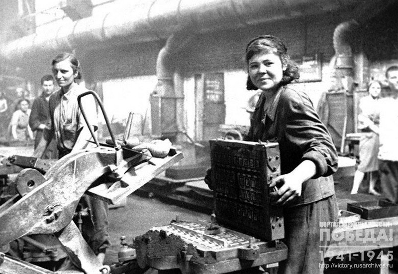 Женщины-забойщики А. Орзилова, А. Козлова, А. Плочинда перед спуском в шахту имени Калинина
