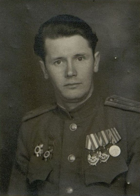 Фотография: Заместитель командира полка по строевой части, член ВКомандный пункт(б), ныне командир полка майор Пильщиков А.Ф. В боях за Форсирование Одера умело руководил полком, проявлял мужество и отвагу, военное мастерство, за что награжден орденом Красного Знамени.