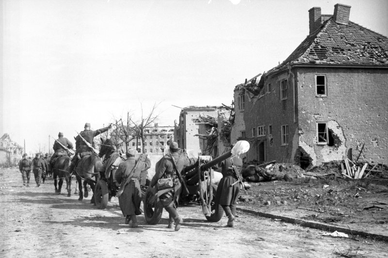 «Во взятом Глогау (с лета 1945 года — Глогув). Конная упряжка-четверик перевозит 76-мм дивизионную пушку ЗИС-3.»
