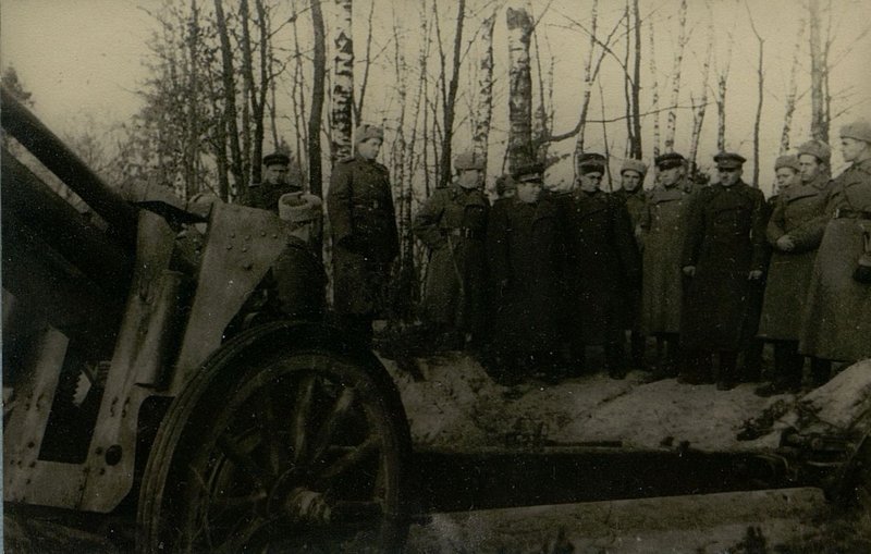 Фотография: Генерал-лейтенант Козлов и генерал-майор Воронов осматривают боевую технику
