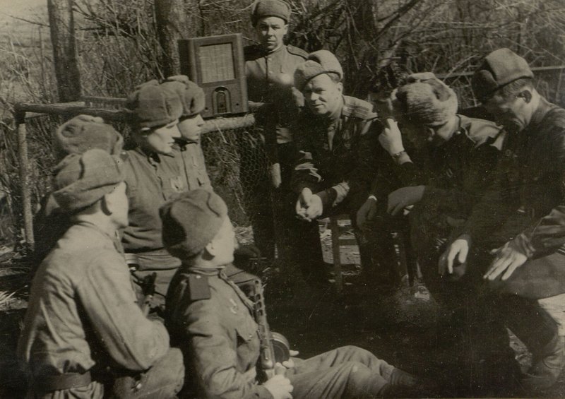 Фотография: 1108 стрелковый полк 331 стрелковой дивизии. Офицеры и бойцы слушают передачу по радио сводки Совинформбюро