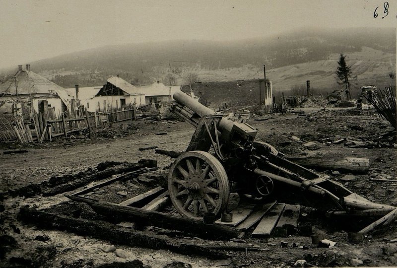 Фотография: Брошенное орудие на огневой позиции в районе Наместово полоса действия 159 ур