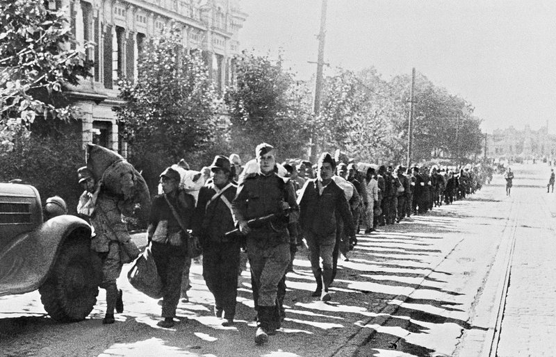 Колонна пленных японских солдат на улице Харбина
