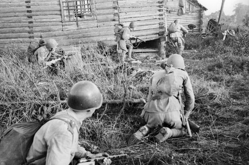 Бойцы Красной Армии ведут бой за населенный пункт в районе Спас-Деменска. Август 1943 г.
