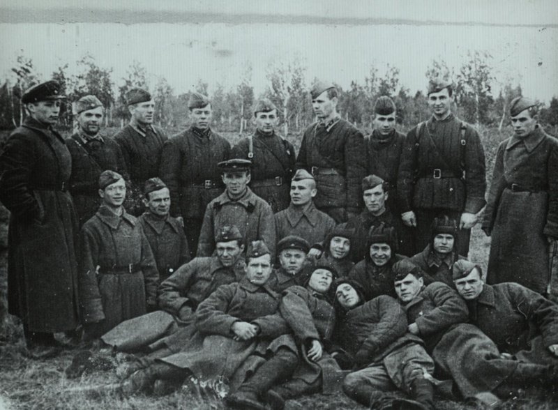 Soldiers of the first company of volunteer tankmen of the Chelyabinsk Tractor Plant. 