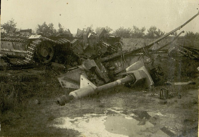 Image: Self-propelled gun, destroyed by several direct hits of 152 mm shells in the area of the state farm "1st May"