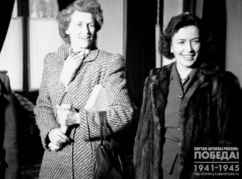 Дочь Премьер-министра Великобритании У. Черчилля г-жа Оливер (слева) и дочь Президента США Ф.Д. Рузвельта г-жа Беттигер в Ливадийском дворце в дни работы Крымской конференции