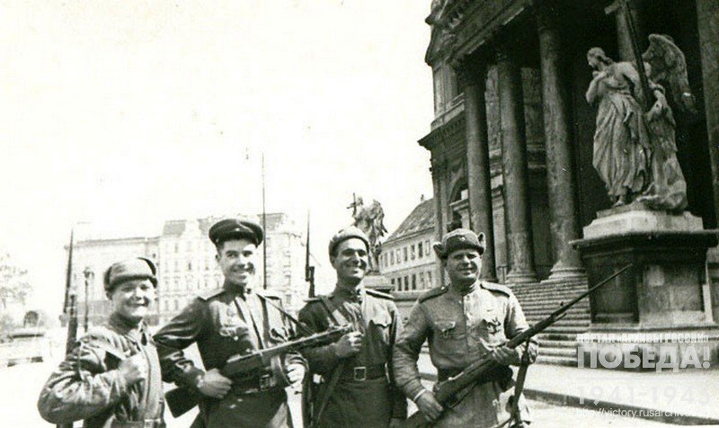 Soviet soldiers on the streets of Vienna