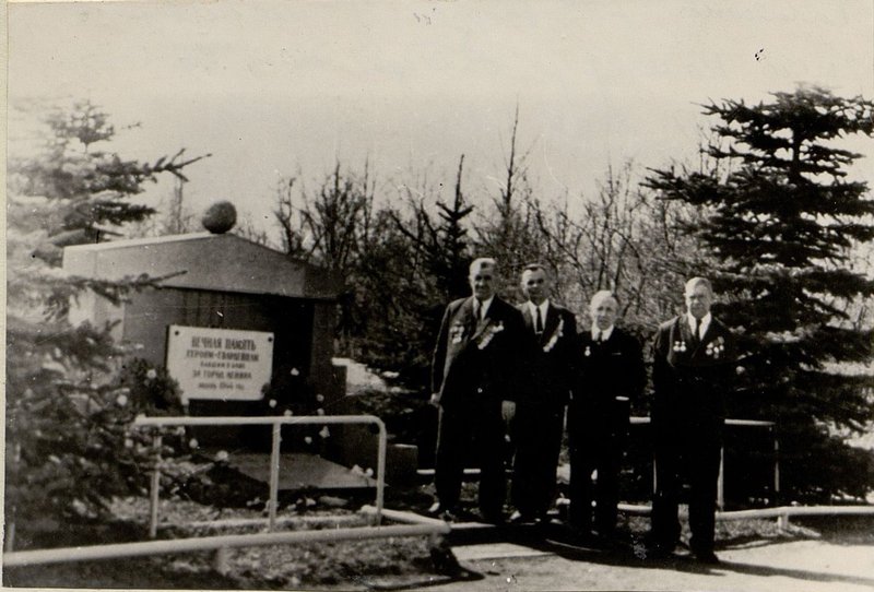 Фотография: У могилы Бойцова И.М. Каменский, Коваленко, Ильин, Дорошев