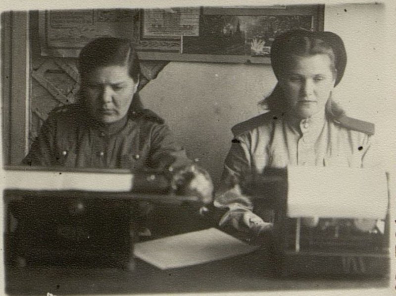 Фотография: Начальник машинного бюро штаба полка сержант Столбова А.В. (слева) и машинистка краноармеец Халатова А.Н. за работой