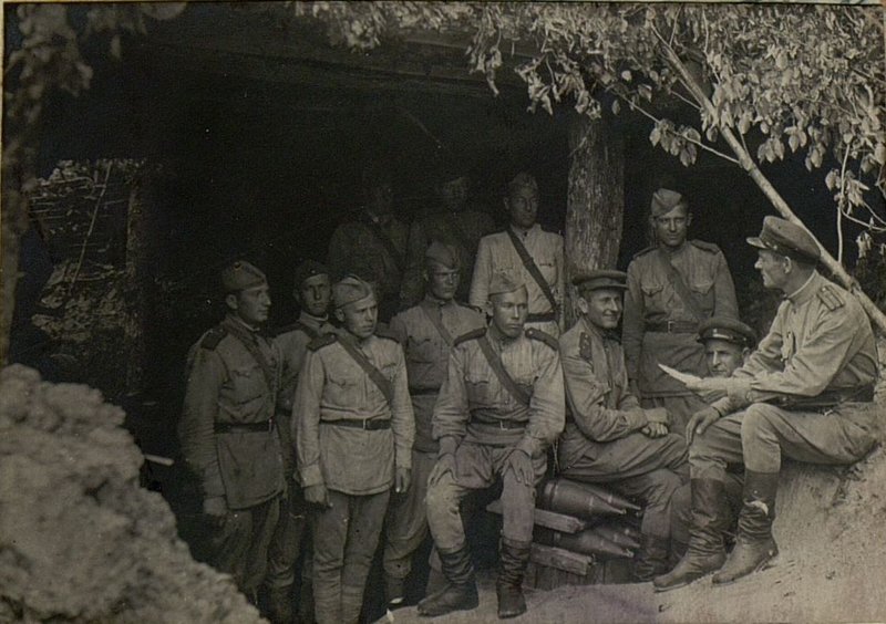 Фотография: Заместитель командира полка по политической части майор Чернышев Г.А. проводит беседу в 1-й батарее о награждении полка орденом "Красного Знамени".