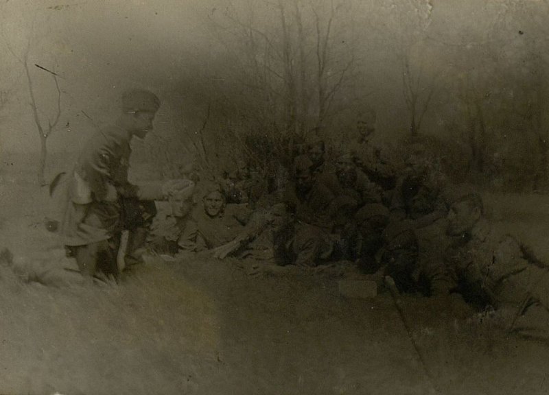 Фотография: Инструктор пропаганды и агитации полка, старший политрук товарищ Михайлющенко С. проводит инструктивное совещание с агитаторами и редакторами "Боевых листков".