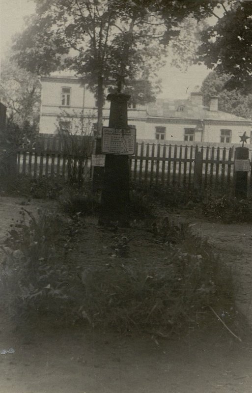 Фотография: Воинское захоронение солдат Бушманова А.Т., Батунина А.В., Мамадалиева Д., Попова П.И., сержанта Ворожбанова Т.А., солдат Кузьмина А.Т. и Печникова М.Ф.