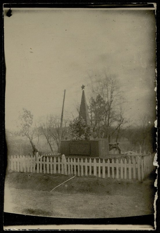 Original image: Mass grave with a monument, Shatohumyao village, Heihe province