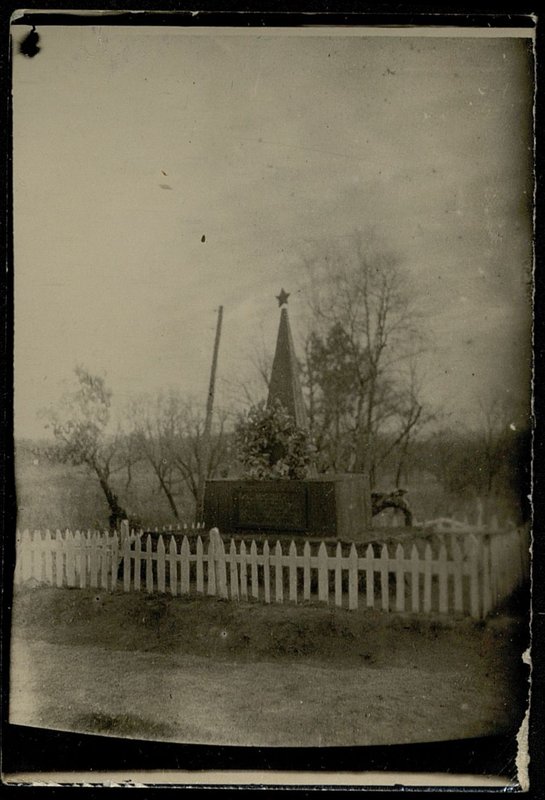 Original image: Mass grave with a monument, Shatohumyao village, Heihe province (Manchuria)