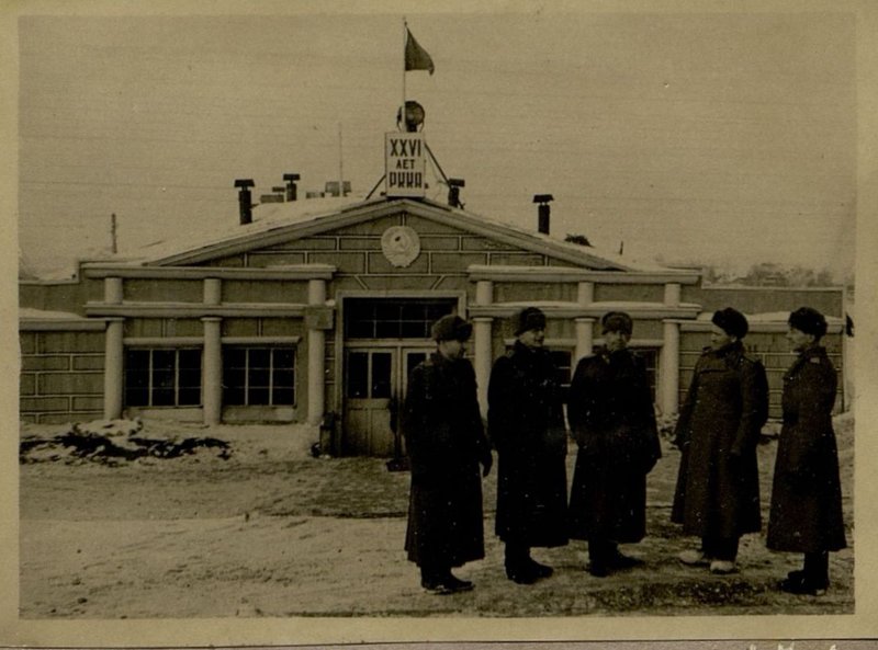 Фотография: Командование части у здания штаба