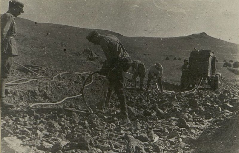 Фотография: Постройка дороги. Компрессор помогает в работе