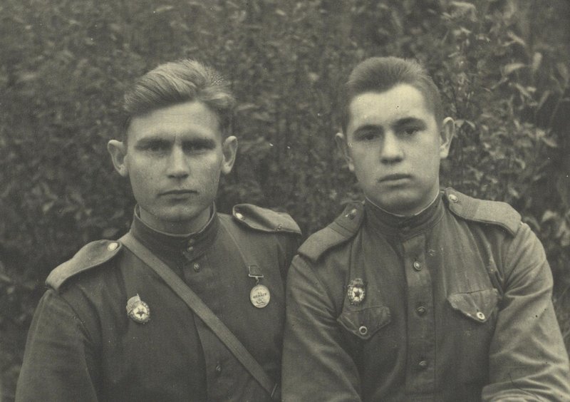 Старшина взвода управления Скринько (слева) с разведчиком взвода управления полка Павлухиным. Два военнослужащих с наградами