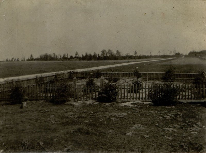 Image: The mass grave is located on the eastern outskirts of the village of Bobovnya at the junction of the roads Bobovnya - Staritsa, Bobovnya — Kopyl