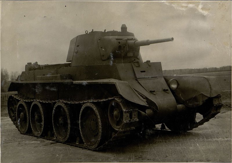 Фотография: Лёгкий танк БТ-7М