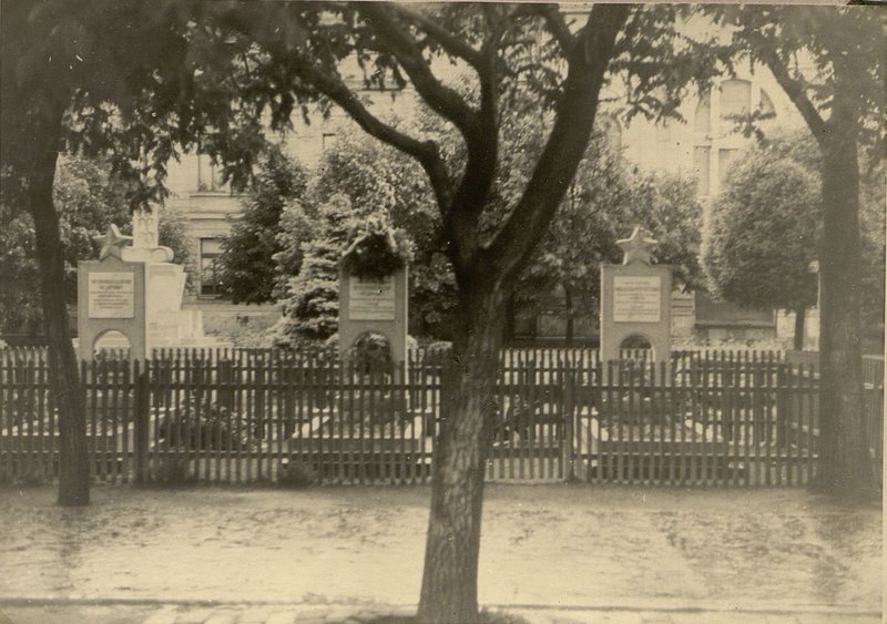 Фотография: г. Ходмезевашархель. Воинское кладбище