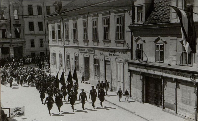 Фотография: г. Мистельбах. Колонна Советских войск направляется на траурный митинг