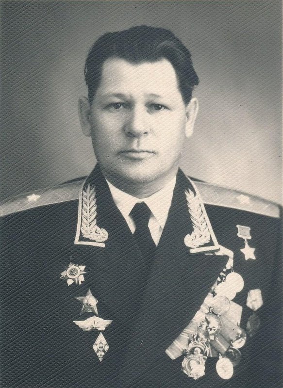Герой Советского Союза генерал-майор авиации Дмитрюк Григорий Федосеевич. Участник Великой Отечественной войны с 05.1942-05.1945, Командир эскадрильи 19-го гвардейского истребительного авиационного полка