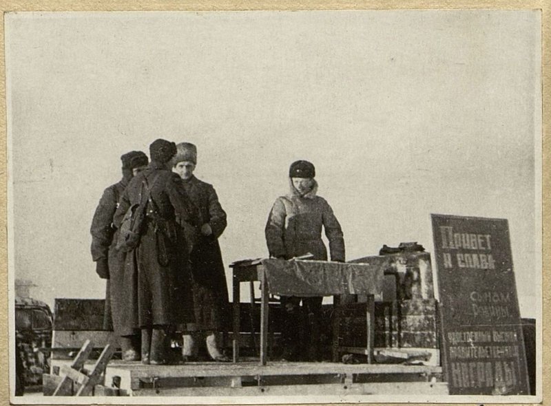 Фотография: Командир бригады генерал-майор технических войск товарищ Матишев поздравляет награжденного