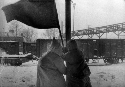 Советские бойцы вешают красный флаг на станции Лозовая Харьковской области, освобождённой от немецких захватчиков