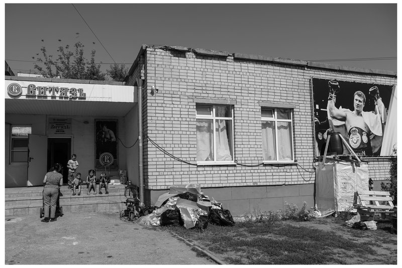 Курский спортивный клуб "Витязь" приютил на своей тренировочной арене беженцев из приграничных районов Курской области.