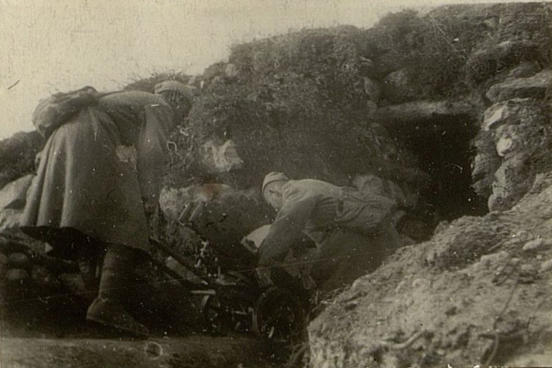 Image: Red Army soldiers Aldayarov Kutladin and Postanogov roll a heavy machine gun into the firing point of the 1st rifle company