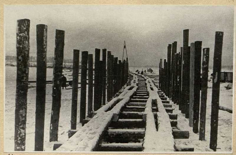 Image: Bridge section with nozzles and girders laid and hammered strut piles