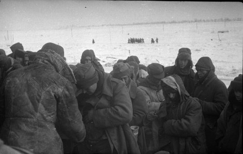 Колонна военнопленных на берегу Волги