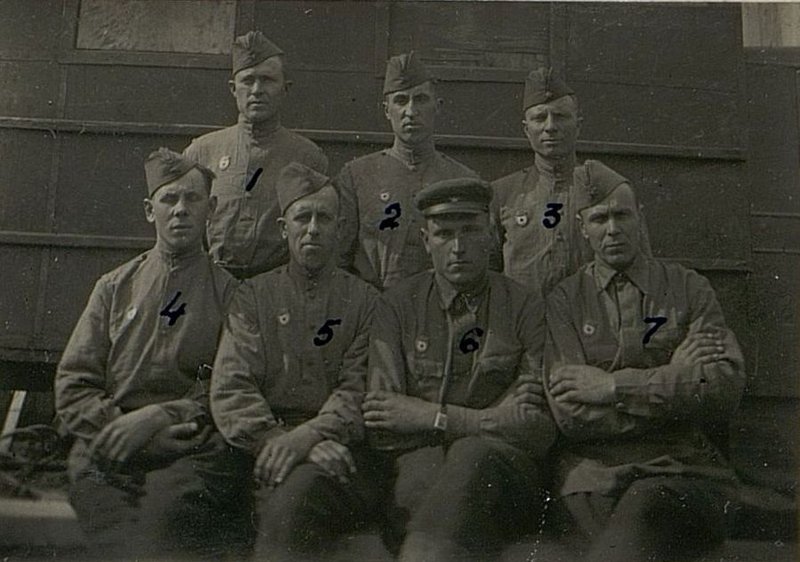 Фотография: 1 Плотник гвардии Красноармеец Попов., 2 кузнец, гваридии сержант Лобанков 3 шофер гвардии Красноармеец Богданов 4 электромонтер гвардии старший сержант Баринов. 5 слесарь гвардии ефрейтор Козлов - награжден медалью "За боевые заслуги". 6 автомастер гвардии сержант Панин 7 кузнец гвардии ефрейтор Лысак