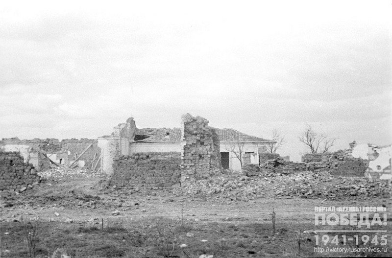 Разрушения, произведенные немцами в г. Армянске. Крым, 1944 г.