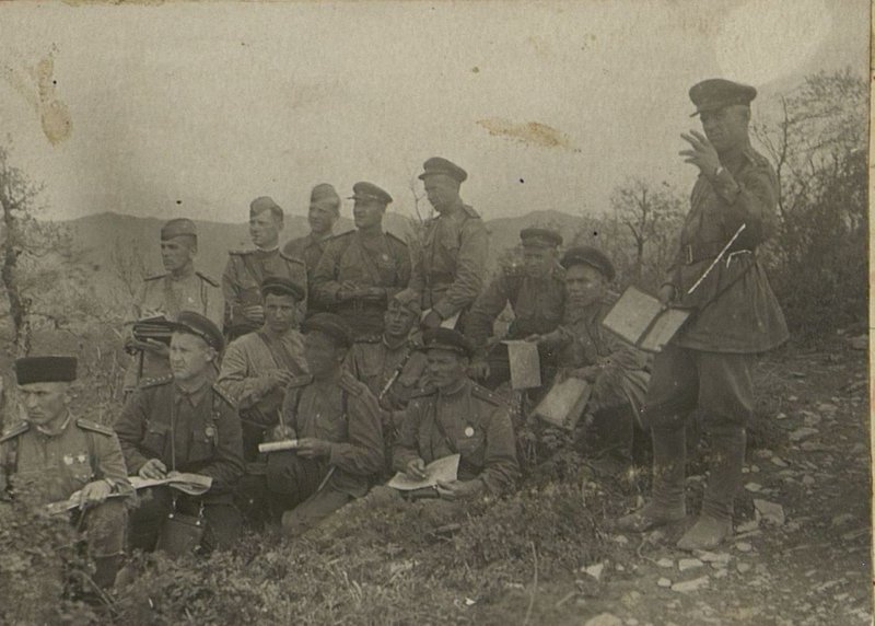 Фотография: Командир полка подполковник Ахтырченко П.Г. ставит боевую задачу командирам дивизионов и начальникам служб по занятию боевого порядка и обеспечение предстоящего боя.