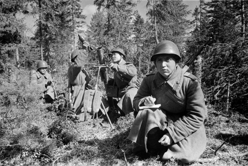 Mortar crew of the Guards Sergeant Nurmukhamed Shagabutdinov on the firing position