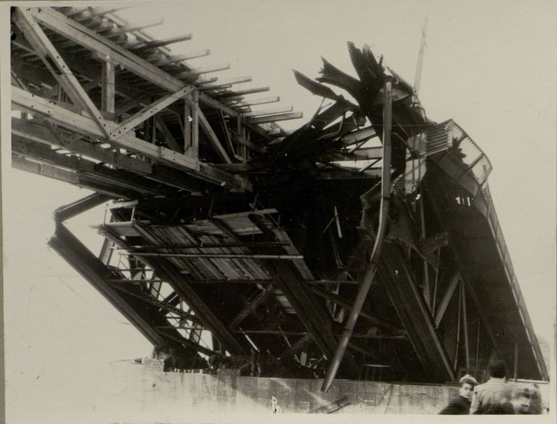 Фотография: Деталь сопряжения моста с обрушенным металлическим пролетным строением